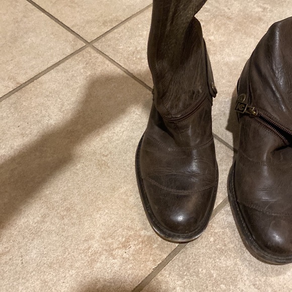 Dark brown leather boots. Cool zipper detail that spirals up the boot. Timeless! - Picture 3 of 4